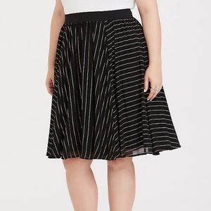 🏷️SOLD🏷️ Torrid Black Gold Stripe Chiffon Midi Skirt - 1/2